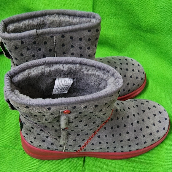 🌷UGG Short Women's Gray/Red Heart Boots Size 8 - Picture 2 of 15